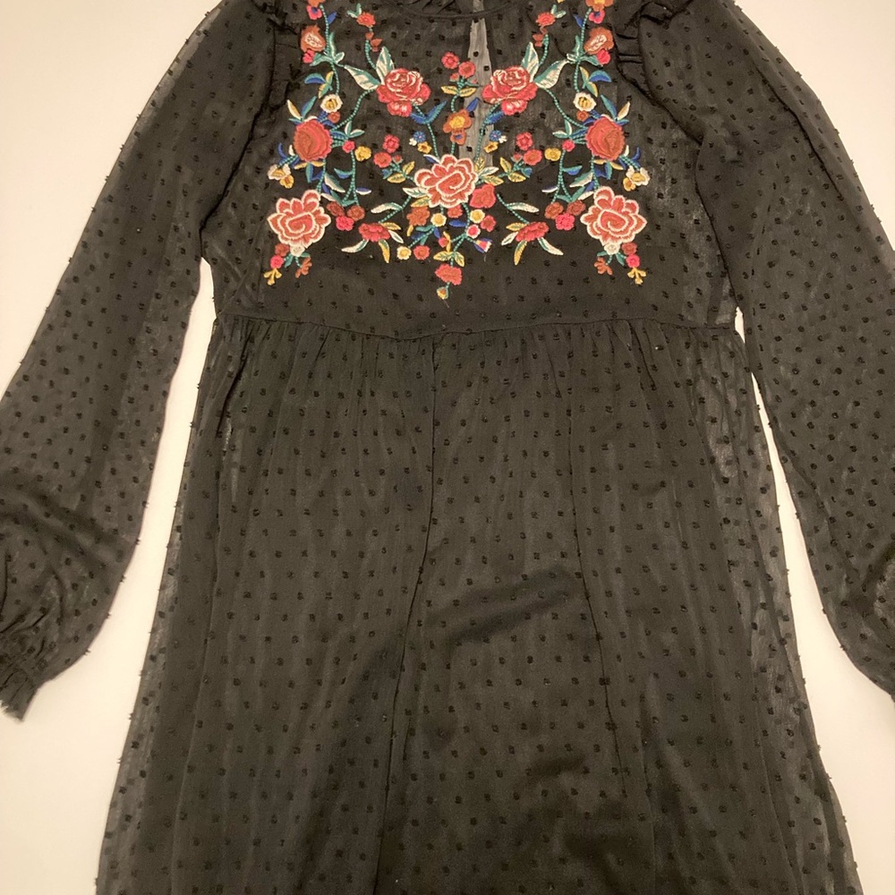 Braeve by Evereve Elegant Floral Embroidered Midi Dress - Black size M sheer dot